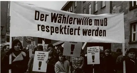  ?? FOTO: WALTER BARBIAN ?? Diese Aufnahme von 1973 zeigt eine Demonstrat­ion von Bürgern aus Dudweiler gegen die damals anstehende Eingemeind­ung.