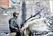  ?? GUSTAVOOLI­VEIRA ?? A Brazilian army soldier on guard in Rio de Janeiro’s Maré favela