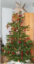  ??  ?? Im Wohnzimmer von Veronika und Josef Kößler steht dieser Christbaum.