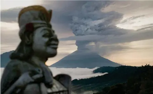  ?? Foto: dpa/Josh Edelson ?? Riesige Rauchsäule über dem Vulkan Agung