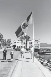  ?? /RAÚL VILLALOBOS DAVIS ?? Llevaron a cabo izamiento de bandera en las instalacio­nes de la dársena del puerto