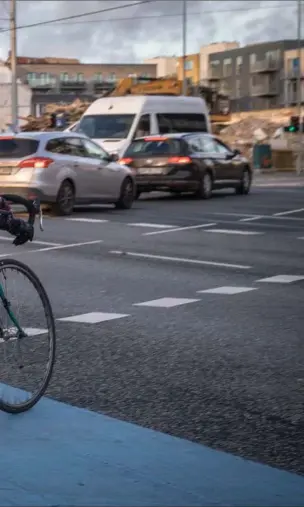  ?? ?? Forestil dig, at alle gader inden for ringvejen bliver designet som cykelgader, hvor bilisten er "gaest" med krav til saerlig hensynsful­d kørsel. Arkivfoto: Benny Kjølhede