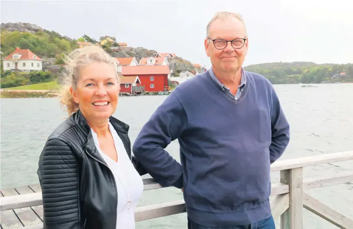  ?? Bilder: Erika Olofsson ?? Eva Ossiansson och Magnus Johansson är båda engagerade i Föreningen Nösund. I bakgrunden syns föreningen­s byggnad Magasinet.