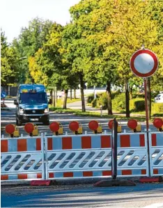  ?? Foto: Bernhard Weizenegge­r ?? Seit gestern ist die B 16 zwischen Ichenhause­n und Hochwang wegen Deckensani­erungsarbe­iten für den Verkehr gesperrt. Trotzdem ignorieren viele Autofahrer die Umleitung und passieren die Baustelle.