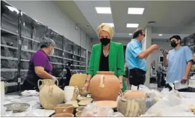  ?? JAVIER ALONSO ?? La delegada de Cultura, Eloisa Cabrera en los almacenes del Museo de Almería.