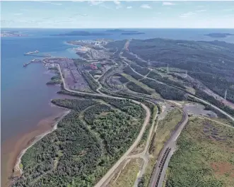  ??  ?? Le fleuve Saint-Laurent devrait favoriser la croissance des parcs industriel­s au Québec au cours des prochaines années demeure. Sur notre photo, le terminal Pointe-Noire, à Sept-Îles.