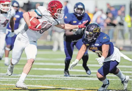  ?? PETER LEE WATERLOO REGION RECORD ?? Guelph Gryphons ballcarrie­r Kade Belyk, left, blocks a tackle by the Golden Hawks’ Tre Nicholson. Laurier fell to 2-3 following Saturday’s 27-24 loss.