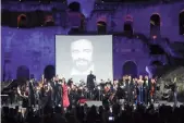  ??  ?? L’Orchestre d’Ell ‘Opera italiana dirigé par le maestro Paolo Andreoli à l’Amphithéât­re romain d’El Jem