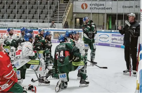  ?? Bild: Siegfried Kerpf ?? Genau hinsehen und herhören: Panther Trainer Mike Stewart erklärt eine der Übungen.