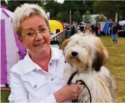  ??  ?? HADE REST FÖR ATT DELTA. Christina Eriksen från Ängelholm med hunden Leiah från Göteborg.