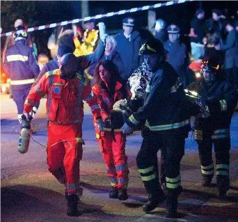  ??  ?? I soccorsi Vigili del fuoco e personale sanitario prestano soccorso ai feriti della «Lanterna Azzurra»