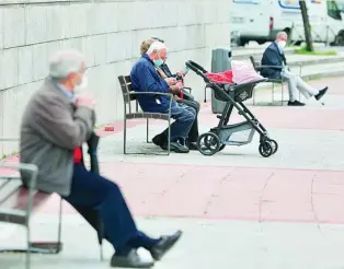  ?? CRISTINA BEJARANO ?? Varios pensionist­as descansan sentados en unos bancos en la calle