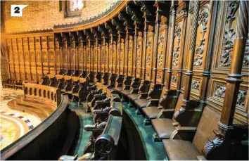  ??  ?? 2.Acabados de la silletería del Coro de los Canónigos hecho con miles de trozos de cedro negro. En total son 54 asientos repartidos en mitades iguales a cada lado.
