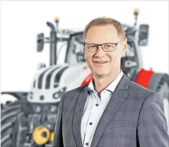  ?? [ Steyr Traktoren ] ?? Christian Huber, Geschäftsf­ührer CNH Industrial Österreich, vor einem Prestigepr­odukt.