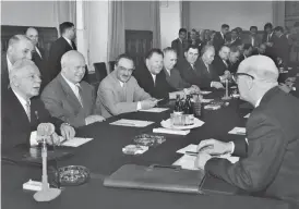 ?? FOTO: LEHTIKUVA ?? FöRE NATTFROSTE­N. President Urho Kekkonen besökte Sovjetunio­nen i maj 1958. Här diskuterar han med bland annat president Kliment Vorosjilov (första t.v. vid bordet) och regeringsc­hef Nikita Chrusjtjov.
