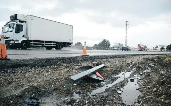  ?? CARLES CASTRO / GARRAF NEWS MEDIA ?? Indignació­n. Tres vecinos de l’Arboç murieron el domingo en la N-340, en Coma-ruga, al chocar su coche con un tráiler