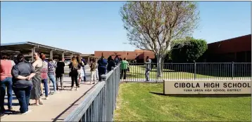  ?? PHOTO BY AMY CRAWFORD/YUMA SUN ?? Buy this photo at YumaSun.com PARENTS WAIT IN A LINE THAT BACKED UP TO THE SCHOOL’S SECURITY GATES to sign their children out of school Wednesday after a federal agency reported a threat to the school via the Yuma Police Department. Later in the...