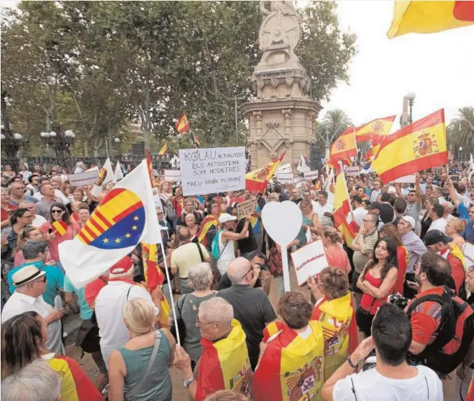 ??  ?? Cientos de personas, junto con dirigentes del PP y Cs, apoyaron ayer en el parque de la Ciutadella de Barcelona a la mujer agredida el pasado día 26 por retirar lazos amarillos