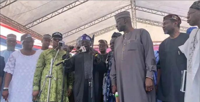  ??  ?? Akpabio and APC leaders at his defection rally