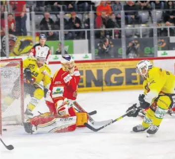  ?? FRESHFOCUS ?? Das Siegtor: Ramon Untersande­r (r.) bezwingt Biel-Goalie Jonas Hiller backhand zum 1:0.