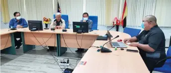  ??  ?? Masing (second left) listens as Dr Hamidi (right) delivers the briefing on Kapit’s first positive Covid-19 recorded case. Flanking the Deputy Chief Minister are Jamit (left) and Nyurak.