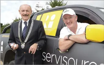  ??  ?? Dundalk Chamber president Michael Gaynor with Declan Murphy of Servisourc­e at the Chamber Golf Classic.