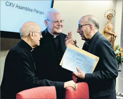  ?? VÍCTOR LERENA / EFE ?? Ricardo Blázquez (izquierda), presidente de la CEE, charla con el arzobispo Juan José Omella (derecha)