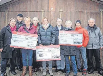  ?? FOTO: JERG MAIER ?? Freuen sich über den Erfolg der Aktion Adventskal­ender: v.l. Stefanie Huppert, Gunther Schenkel, Ursula Dreiz, Manfred Schmoldt, Stefanie Müller, Klaus Breitling, Rosa Demuth, Harry Remane und Eugen Schönle.