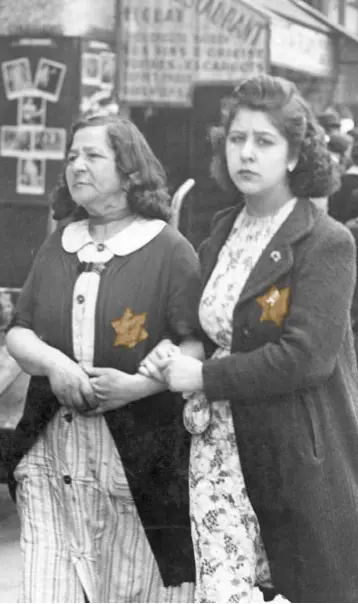  ??  ?? MARKED: Two French women wearing the Star of David in France, 1942