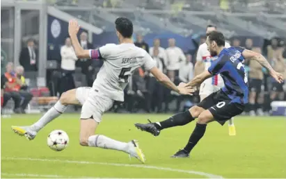  ?? Foto: dpa ?? Calhanoglu nahm Maß und schoss den Ball durch die Lücke in Barcelonas Abwehr.