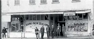  ?? HELENSVILL­E MUSEUM/SUPPLIED ?? The Lyric Theatre in Helensvill­e was built in 1915 and burned down in 1939.