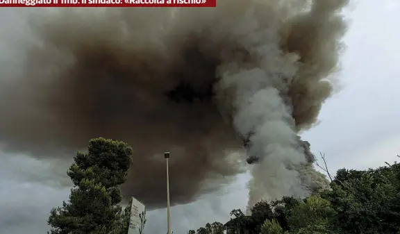  ?? (foto di Massimo Barsoum/LaPresse) ?? La nube nera che ha riempito il cielo di Malagrotta: bruciano tonnellate di rifiuti. Il fumo è con ogni probabilit­à tossico