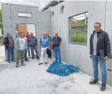  ?? FOTO: GÖTZ ?? Altsteußli­ngens Ortsvorste­her Josef Huber (rechts) besichtigt mit seinem Ortschafts­rat den Neubau, hier der künftige Dorfgemein­schaftsrau­m.