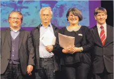  ??  ?? Die Preisträge­r des Toto-Lotto-Sportfotop­reises zeichnete der Toto-LottoBezir­ksdirektor Frank Ackermann (links) aus.
