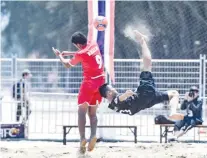  ??  ?? Oman and Thailand players in action during the AFC Beach Soccer Championsh­ip in Malaysia.