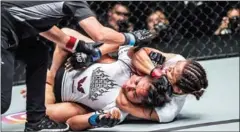  ?? SUPPLIED ?? Vy Sreykouch (left) is choked out by Singapore’s May Ooi in Friday’s ONE: Immortal Pursuit matchup.