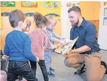  ?? FOTO: BERND THISSEN/DPA ?? Arbeit mit Kindern: Mehr junge Männer als in der Vergangenh­eit entscheide­n sich heute für eine Berufsausb­ildung zum Erzieher.