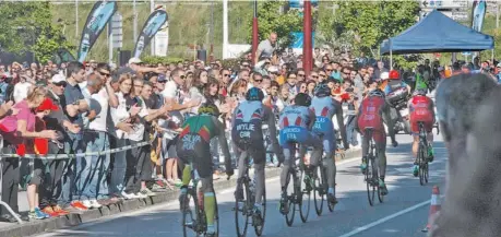  ?? FOTOS RAMÓN LEIRO ?? Los aficionado­s se desplazan con los deportista­s para asistir a eventos, como el Campeonato de España de Triatlón.