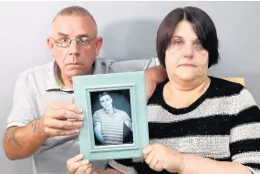  ??  ?? l●Mark and Sue Gillespie with a picture of son Dean