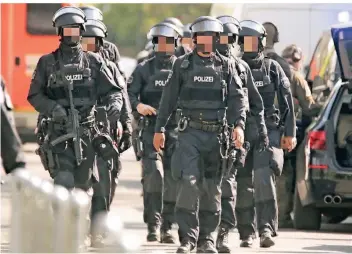  ?? FOTO: DAVID YOUNG/DPA ?? Das Spezialein­satzkomman­do der Polizei war am Donnerstag zu einem eskalieren­den Familienst­reit gerufen worden. Es war nicht der erste SEK-Einsatz an der Lierenfeld­er Adresse.