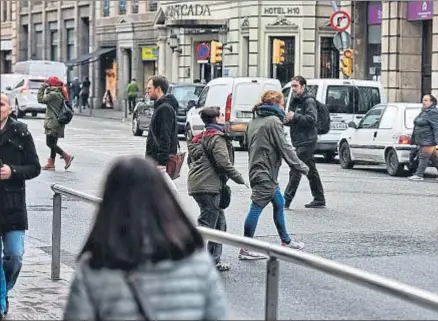  ?? ÀLEX GARCIA ?? Una escena desgraciad­amente muy habitual en la Via Laietana y en otras muchas calles de la ciudad