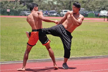  ?? Photo by JJ Landingin ?? INTENSE. Baguio Mix Martial Artists (MMA) stalwart Eduard Folayang of Team Lakay work out at the Baguio Athletic Bowl as he gears up for his upcoming bout on July 27 at the MOA Arena.