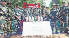  ?? HT PHOTO ?? Border Security Force members with 6kg heroin seized from Abohar sector near IndiaPakis­tan border on Sunday.