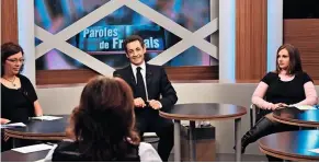  ??  ?? Lien Pour ne pas paraître déconnecté, Sarkozy parle avec 11 Français sur TF1, en 2010.
