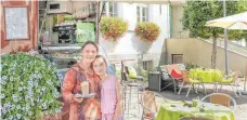  ?? FOTO: ANDY HEINRICH ?? Sibylle Bezold und ihre Tochter Antonia lieben ihre Kaffee-Büchse auf dem Rathauspla­tz in Kressbronn und freuen sich auf zahlreiche nette Gäste, die sie mit Kaffee und Leckereien gerne verwöhnen.