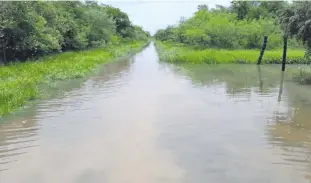  ?? ?? Camino totalmente bajo agua en la comunidad de Bahía Negra tras las lluvias de más de 110 mm del fin de semana.
Uno de los cortes por agua en el trayecto de 65 km que conduce a Toro Pampa. Ni en vehículos 4x4 se transita por esta vía.