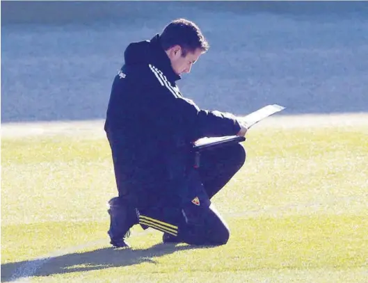  ?? ANDREEA VORNICU ?? Julio Velázquez anota en su libreta durante un entrenamie­nto del Real Zaragoza.