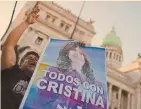  ?? FOTO: REUTERS ?? Partidario­s de Cristina Fernández de Kirchner mostraron su apoyo a las afueras del tribunal.