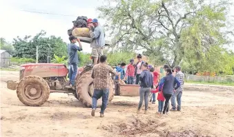  ??  ?? Los estudiante­s, niños y jóvenes, tuvieron que viajar 80 km en un tractor para regresar a la escuela de Ñu Apu’a tras la Semana Santa.