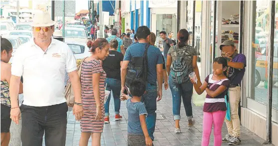  ?? YAZMÍN SÁNCHEZ ?? Los niños piden dinero en diferentes puntos de la zona conurbada.